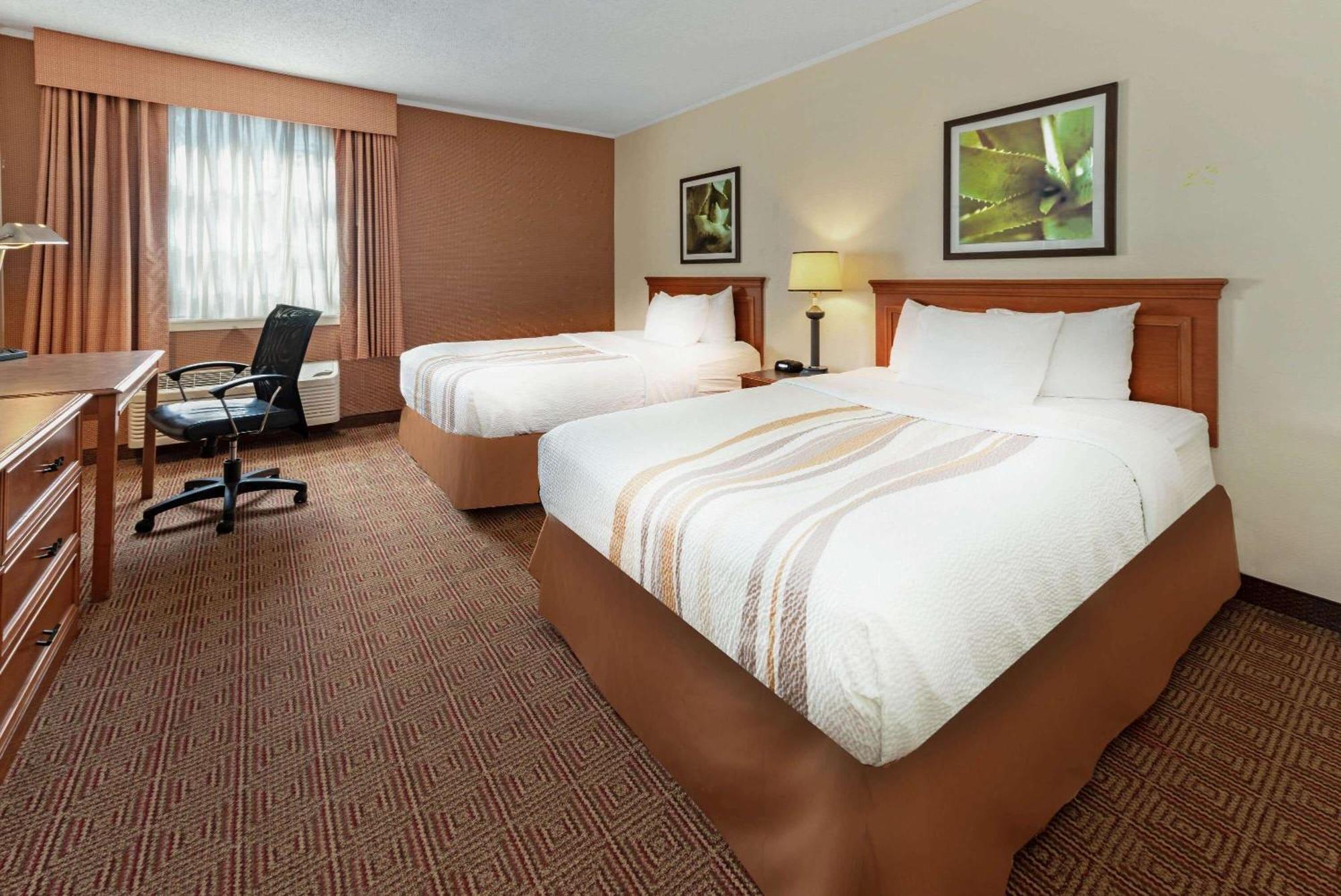 Hotel La Quinta By Wyndham Brandon West 3*