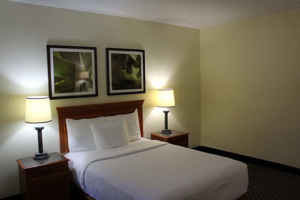 La Quinta By Wyndham Brandon West Hotel 3*