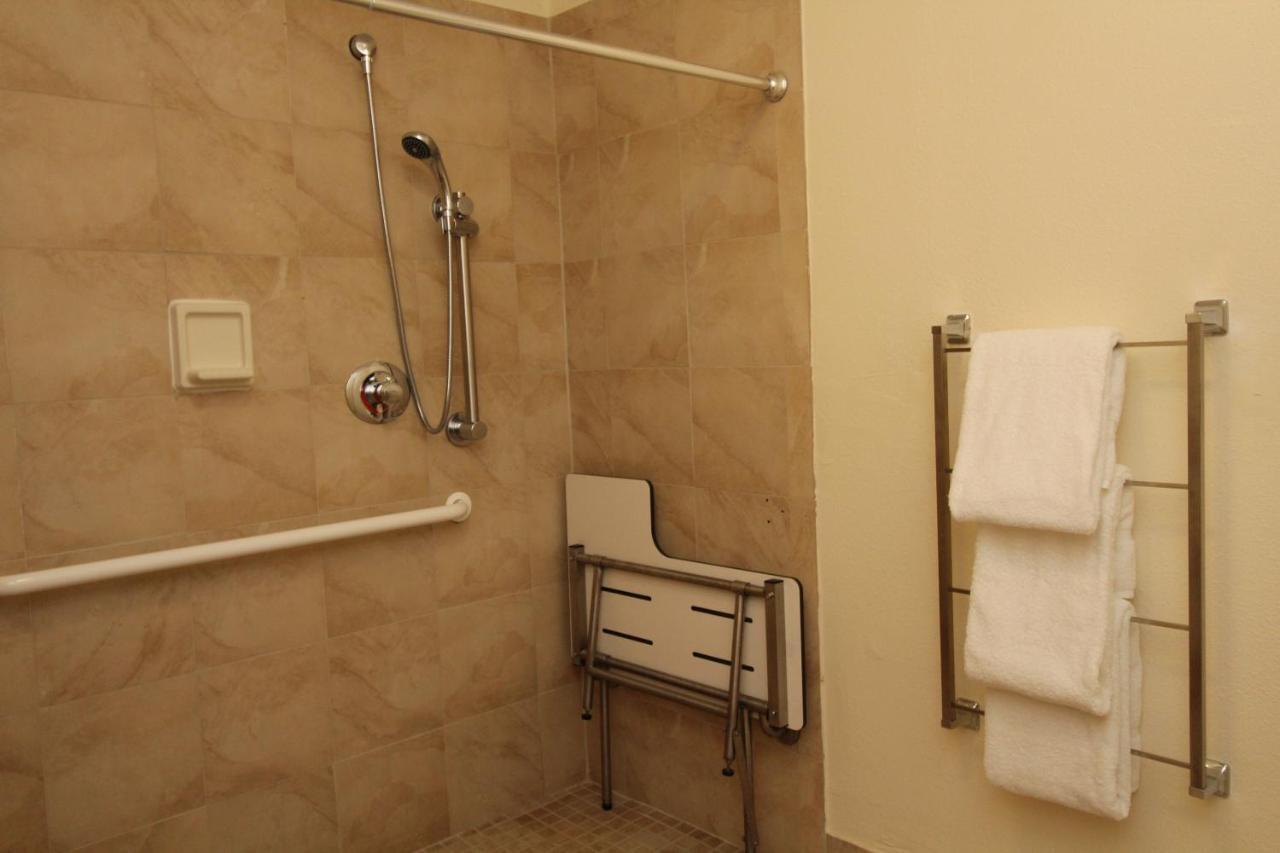 Hotel La Quinta By Wyndham Brandon West 3*
