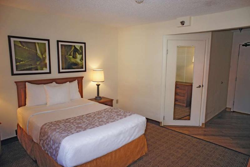 Hotel La Quinta By Wyndham Brandon West 3*